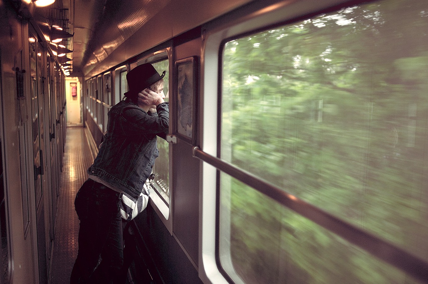 Командировка уехал вечером. Мужчина в вагоне поезда. Человек в окне поезда. Авы для парней поезд. Парень в поезде у окна.